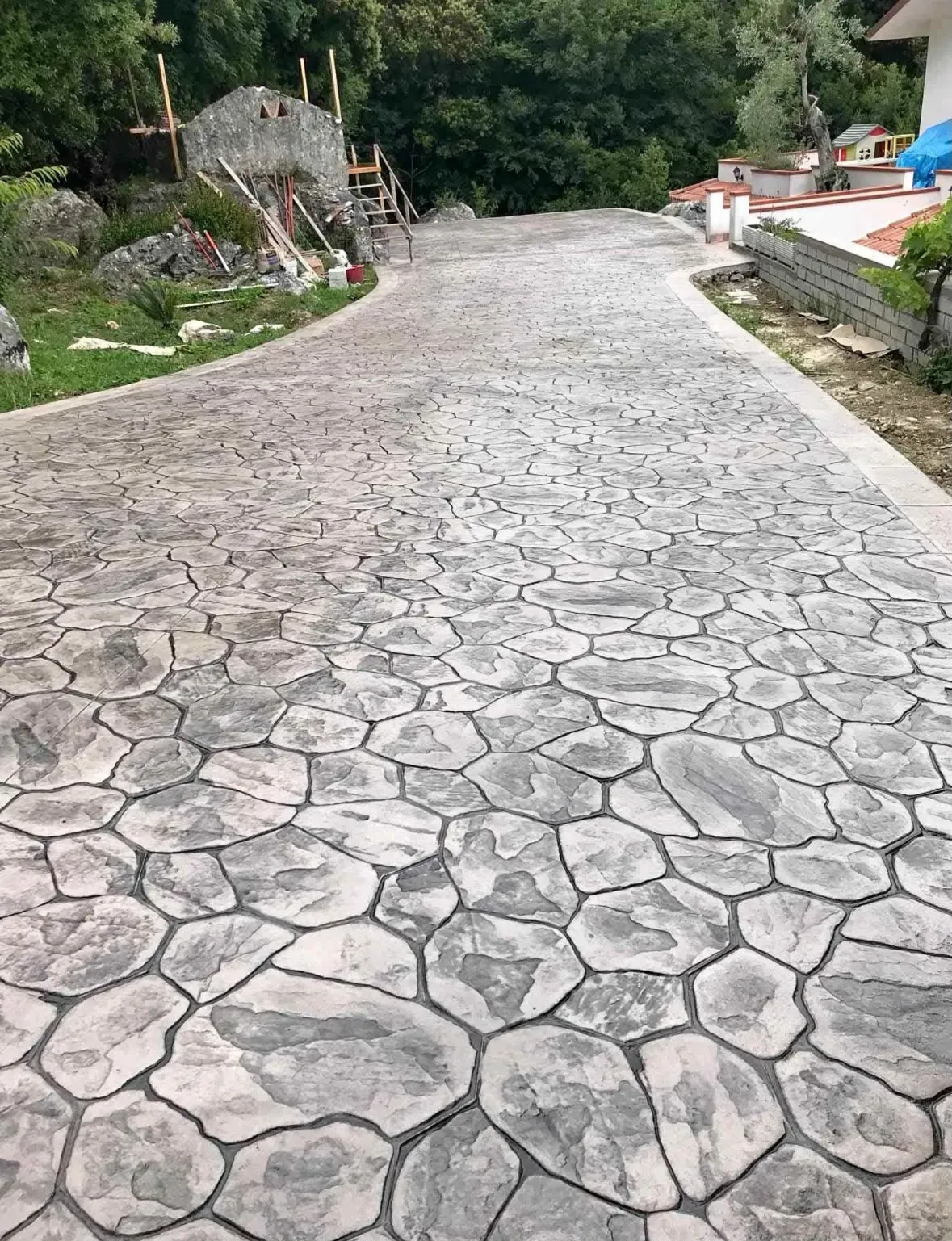 Camino ancho de hormigón impreso en piedra natural gris