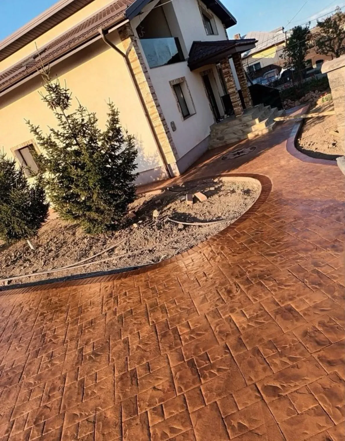 Casa con entrada curva de sileria pequeña en terracota