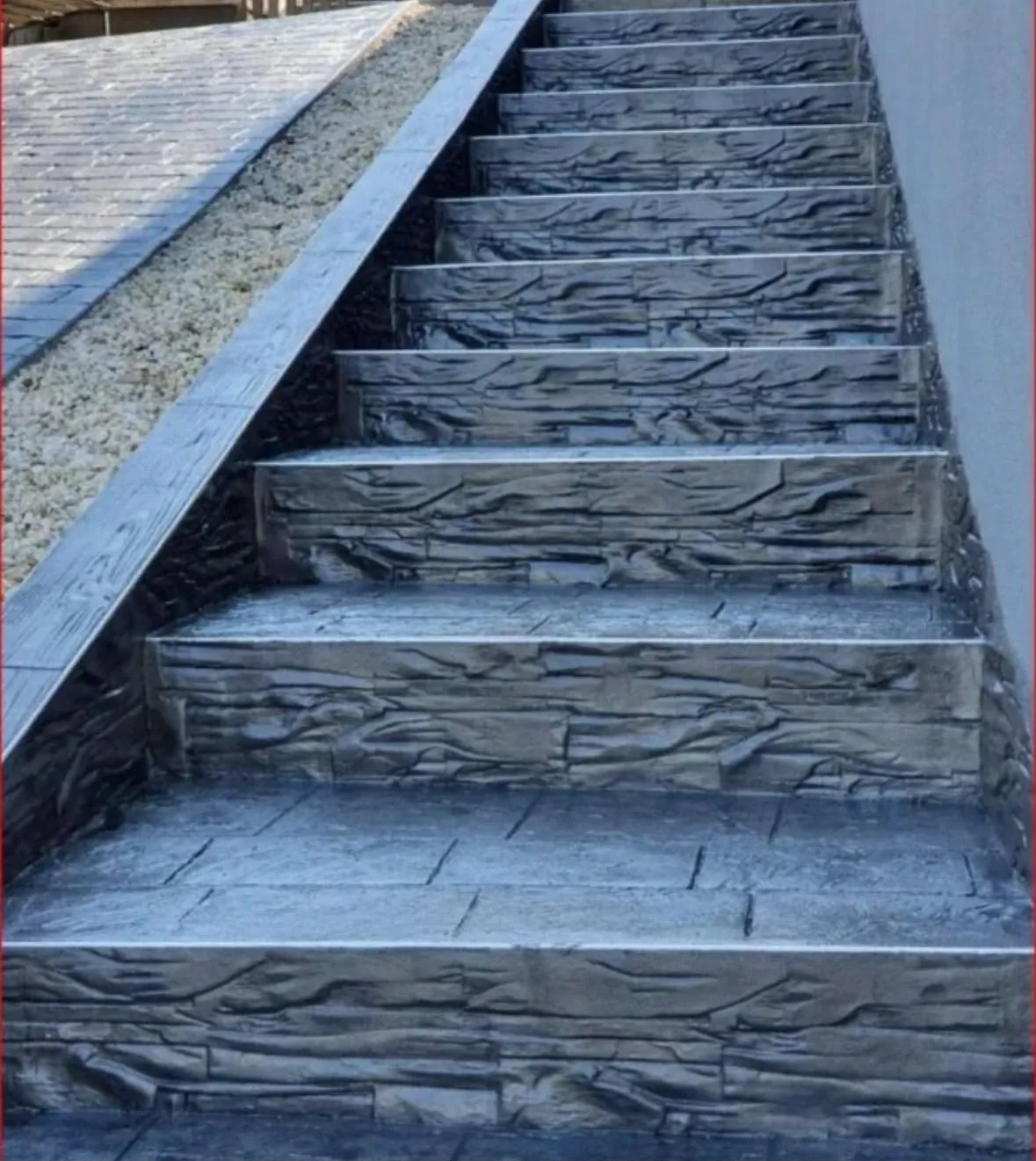 Escalera exterior de hormigón impreso con molde de losa inglesa gris