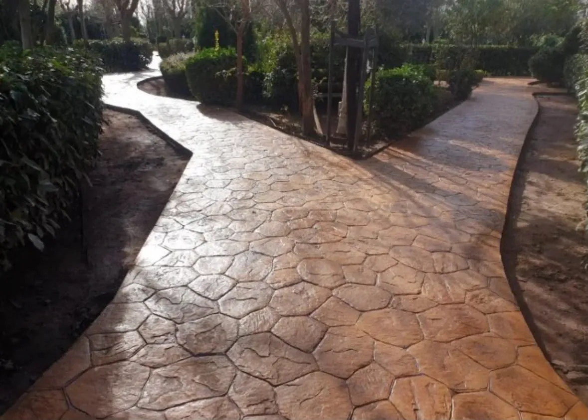 Caminos de jardín que se cruzan, en hormigón impreso de piedra natural