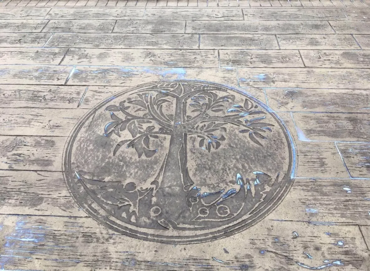 Imitación madera gris con un árbol estampado en un medallón