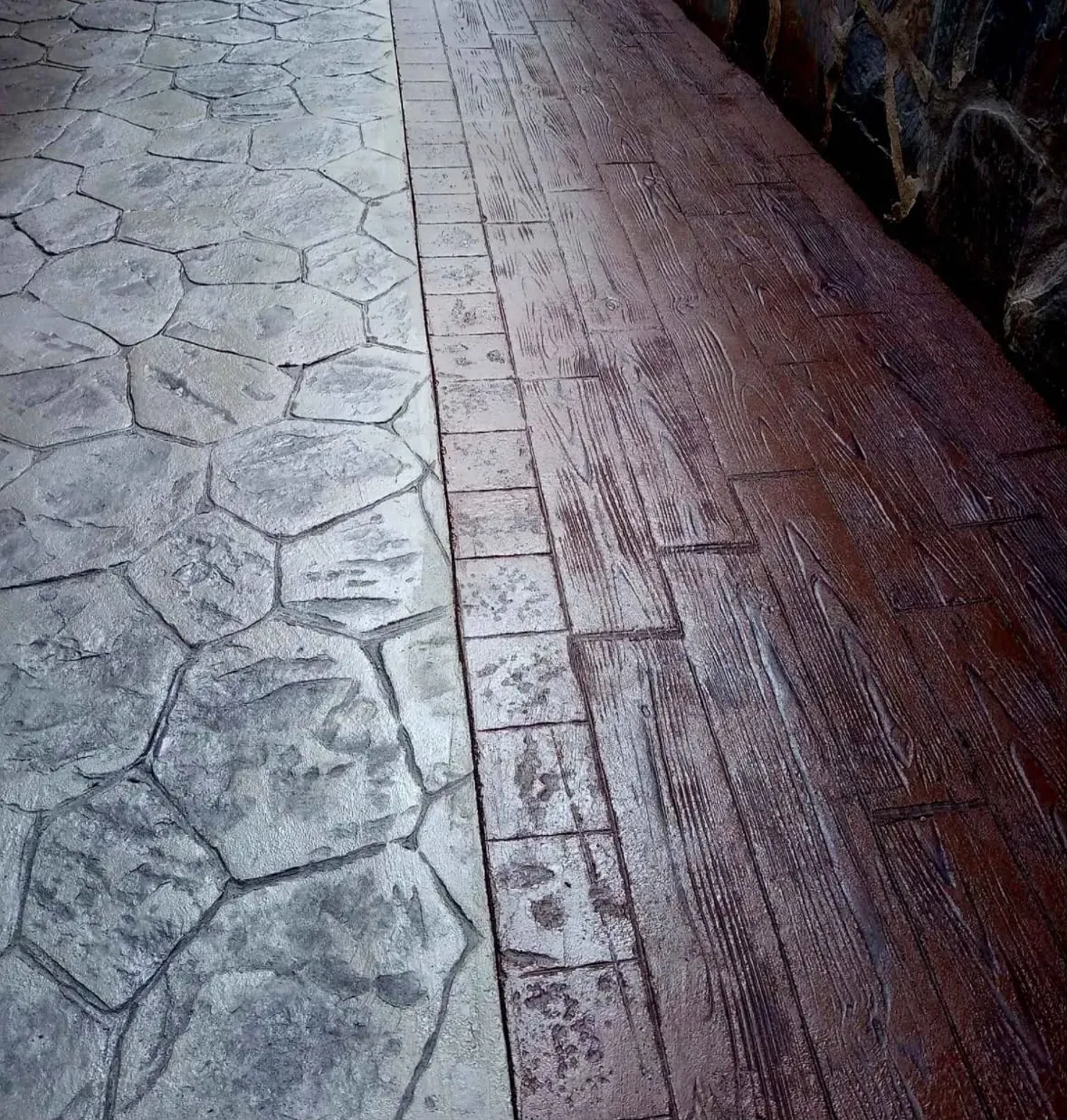 Hormigón impreso en piedra natural gris junto a imitación madera en rojo oscuro