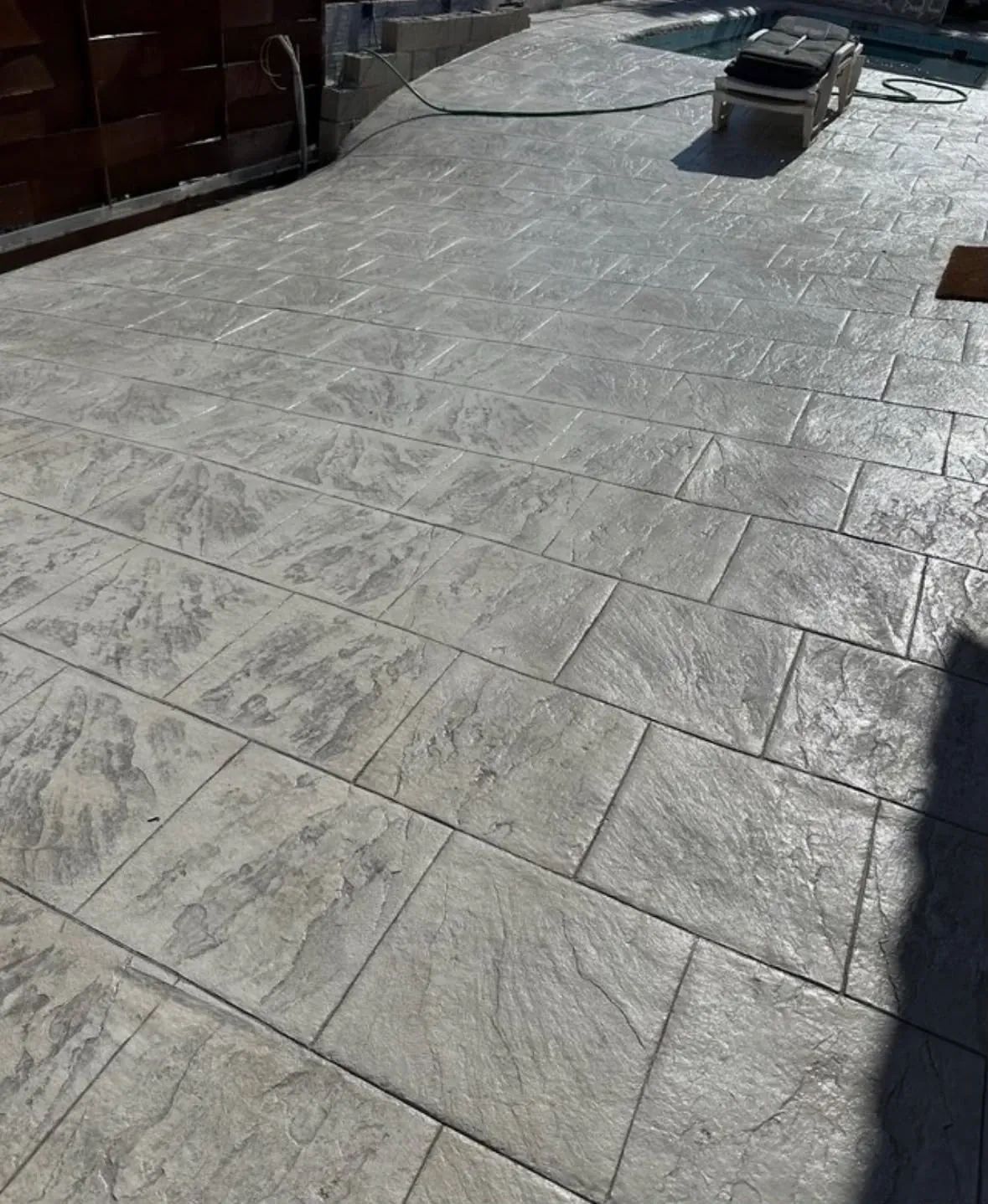 Terraza de hormigón impreso con molde de sileria grande en gris claro