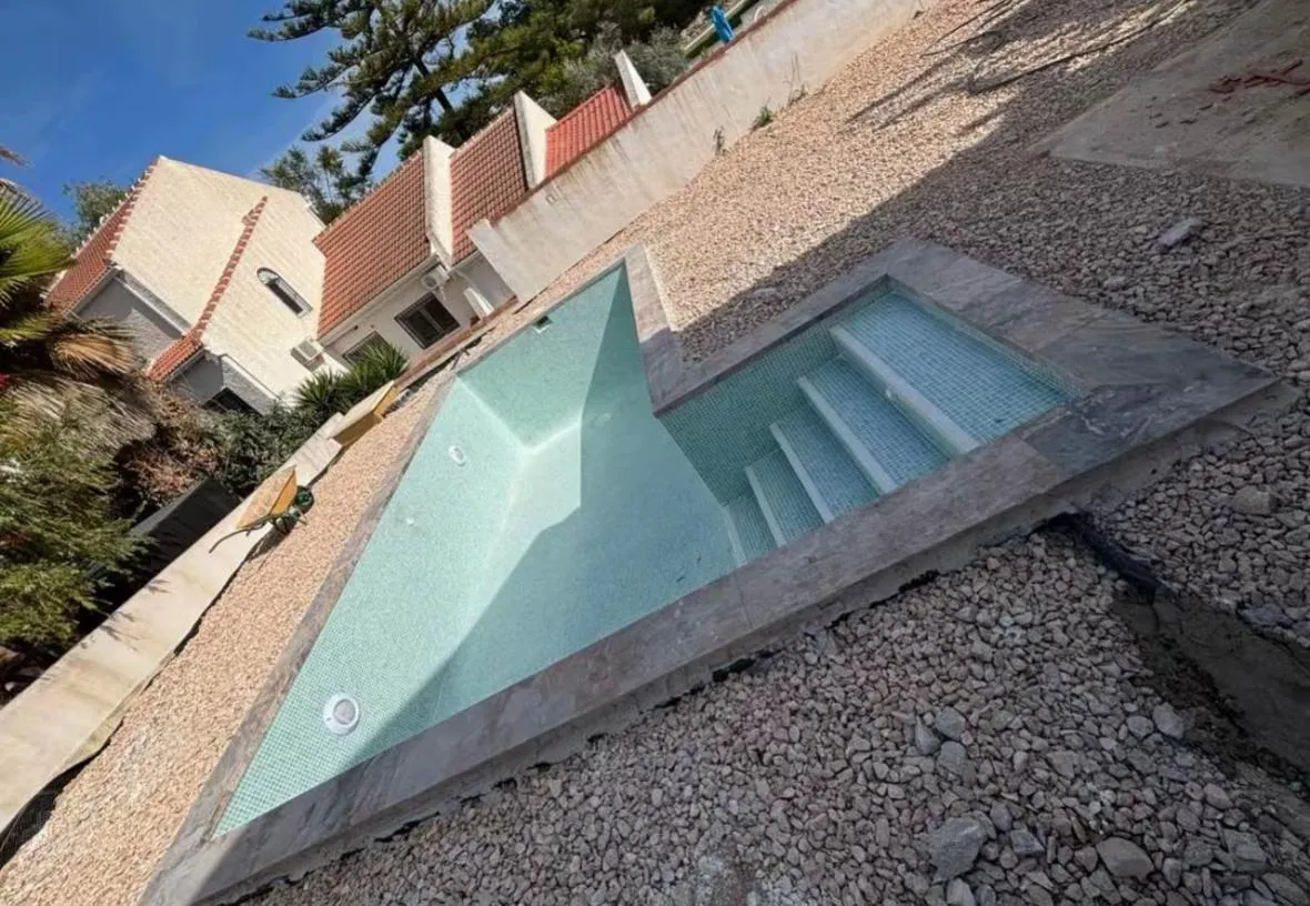Gresite, escalera de obra y borde de piedra