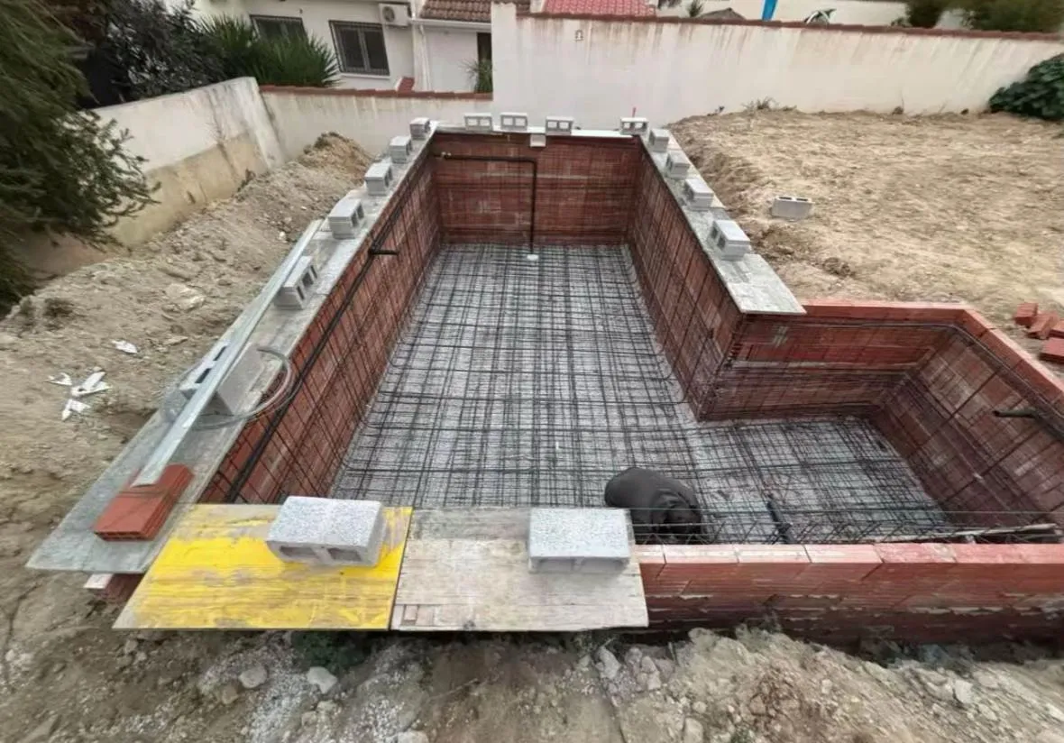 Estructura de la piscina con muros de bloque y mallazo