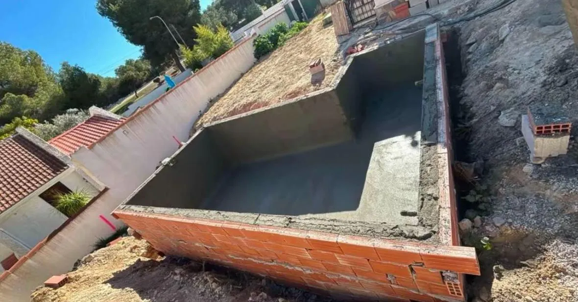 Vaso de la piscina hormigonado y enlucido